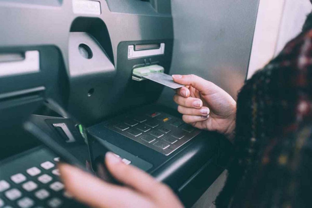 Từ năm 2025, 3 thay đổi khi rút tiền tại máy ATM mà khách hàng cần chú ý- Ảnh 1.